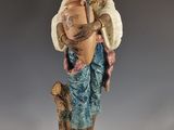 l'image d'une statue d'un homme tenant un bébé dans ses bras