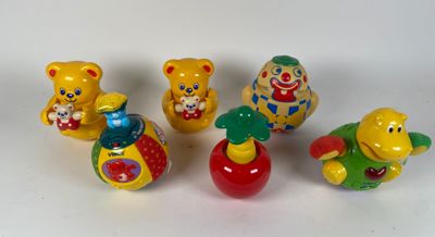 cinq petites figurines d'oursons sur un fond blanc