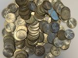une pile de pièces d'argent sur une table