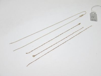 quatre types de colliers différents posés sur un fond blanc
