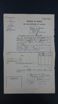 un vieux document sur lequel figure la photo d'un homme en costume-cravate