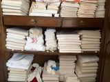 de nombreuses serviettes pliées sur une étagère dans un magasin