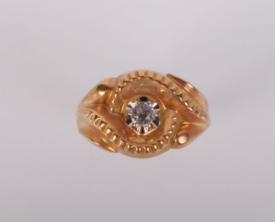gros plan d'une bague en or avec un diamant au centre