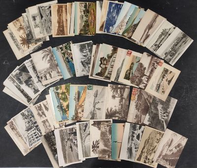 un assortiment de vieilles cartes postales est disposé sur une surface noire