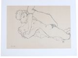 un dessin en noir et blanc représentant une femme allongée sur le ventre
