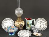 un ensemble de plats en porcelaine et une lampe posés sur une table