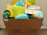 une boîte en carton remplie de peluches posée sur une palette
