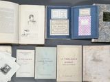 beaucoup de vieux livres posés ensemble sur une table