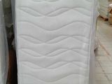 de nombreux matelas exposés dans le magasin