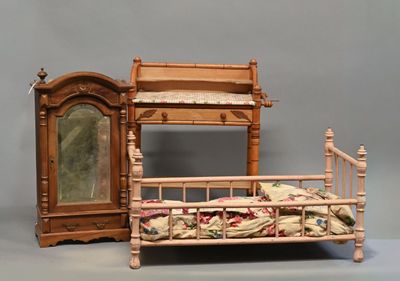 un lit avec un miroir et une commode dans un coin