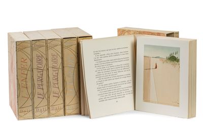 un livre ouvert posé sur une table, à côté d'une boîte remplie de livres