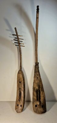 deux pagaies en bois posées sur une table