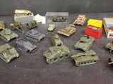 beaucoup de petits véhicules militaires miniatures posés sur une table