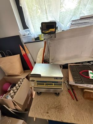 une balance posée sur une table dans une pièce
