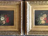 deux tableaux représentant des fleurs, encadrés dans des cadres dorés, accrochés à un mur bleu
