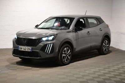 Le SUV gris est garé dans une grande pièce au sol carrelé en damier.