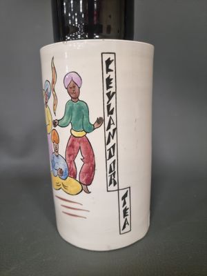 une tasse blanche sur laquelle est représentée une femme avec un enfant