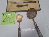 deux cuillères et une louche dans un étui