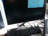 un ordinateur sur un bureau avec un clavier et une souris
