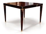 La table est en bois et possède un plateau en verre.