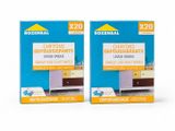 deux boîtes de lingettes nettoyantes posées sur une surface blanche