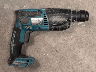 a drill that is laying on the ground