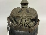 un vieux casque surmonté d'un oiseau