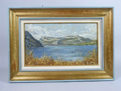 une peinture à l'huile représentant un lac avec des montagnes en arrière-plan