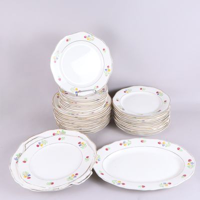 six assiettes blanches ornées de fleurs colorées, empilées les unes sur les autres