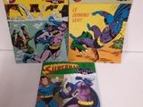 trois bandes dessinées DC Comics posées sur une surface blanche