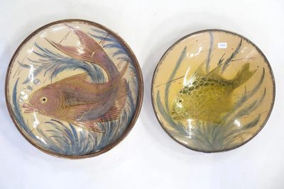 deux bols ornés de motifs de poissons sur un fond blanc