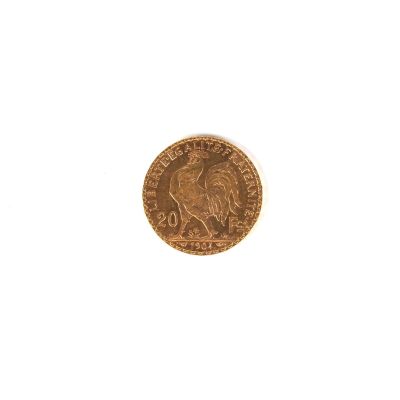 gros plan d'une pièce de monnaie sur une surface blanche avec un fond blanc