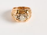 gros plan d'une bague en or ornée de deux diamants