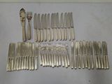 beaucoup d'argenterie sur une table avec une cuillère et un couteau