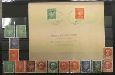 une photo d'une photo d'une carte postale sur laquelle figurent des timbres