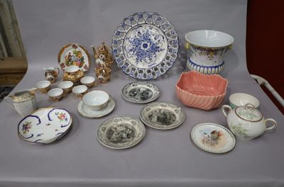 une table sur laquelle sont disposés de nombreux objets en porcelaine et d'autres objets