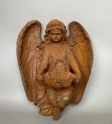 statue d'un ange tenant un bébé dans ses bras