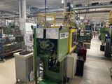 une machine qui se trouve au milieu d'une usine