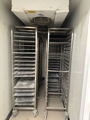 une photo d'une pièce où se trouvent plusieurs plateaux de nourriture