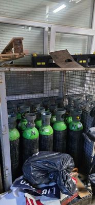 1 CAISSE METALLIQUE SANS PORTE, DIMENSION : 120 x 100 x 165,…