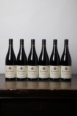 six bouteilles de vin sont alignées sur une table