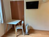une petite table et une chaise dans un coin de la pièce