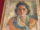 tableau représentant une femme portant un chapeau et une écharpe verts, dans un cadre doré sur fond rouge