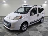 la photo d'une petite camionnette blanche garée dans un garage