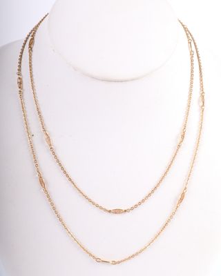 gros plan d'un collier en or sur un mannequin
