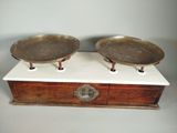 paire de plateaux anciens en métal argenté, posés sur un socle, sur un fond blanc