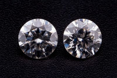 une paire de diamants de taille ronde sur un fond noir