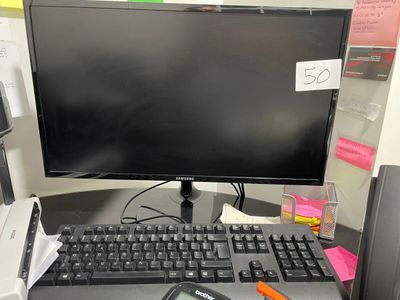 une image d'un bureau d'ordinateur avec un clavier et un écran