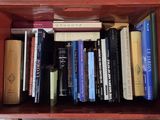 une boîte rouge contenant tout un tas de livres