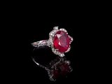 bague ovale en rubis et diamants sur fond noir